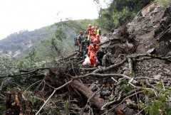 Landslide disrupts search for China mine collapse survivors