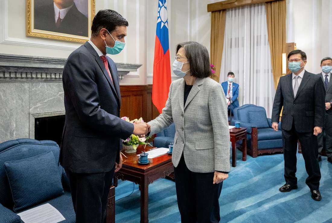 This handout picture taken and released by Taiwan Presidential Office on Feb. 21 shows Taiwan President Tsai Ing-wen (center) shaking hands with US Representative Ro Khanna at the Presidential Office in Taipei
