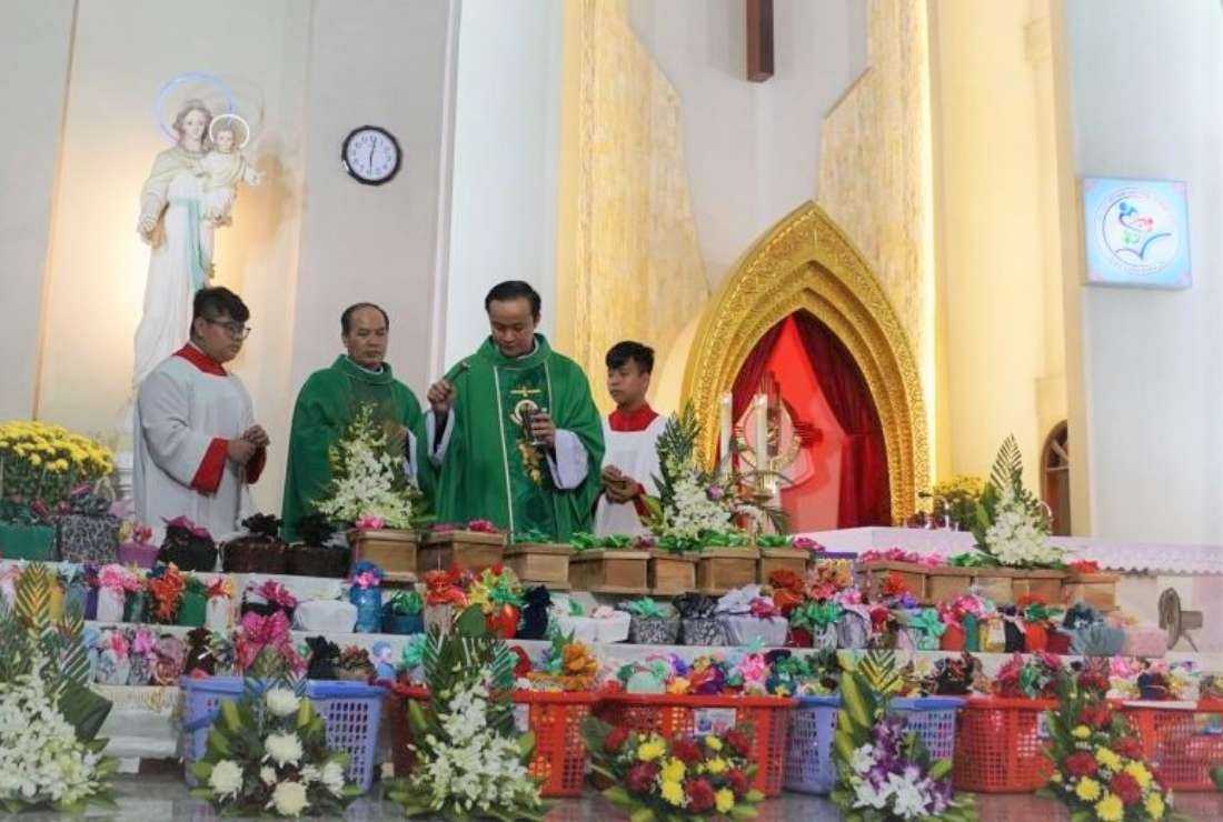 Fathers Joseph Nguyen Van Tich (left) and Vincent Nguyen Minh Tien bless dead fetuses at Bac Hai Church before burying them on Jan. 29