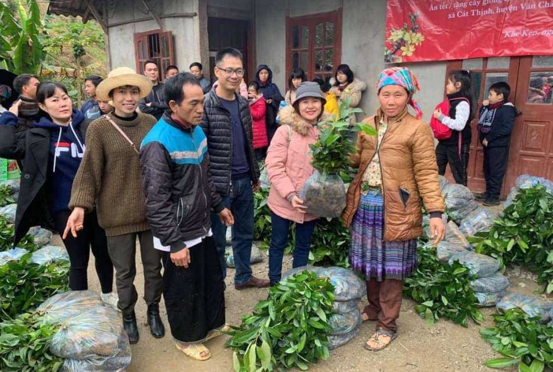 Hmong community members in Yen Bai province receive cinnamon seedlings on Jan. 17