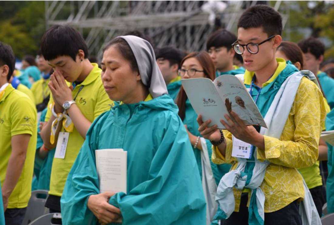 Young Catholics pray as they attend a mass conducted by Pope Francis to conclude the 6th Asian Youth Day in Haemi, some 150 kilometers south of Seoul, on August 17, 2014