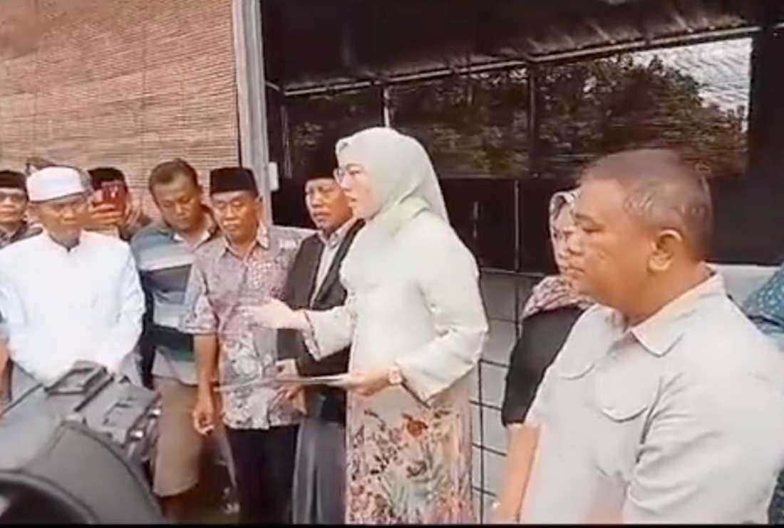 Anne Ratna Mustika, Purwakarta district head, sealing off the place of worship belong to the Simalungun Protestant Christian Church in West Java province on April 1