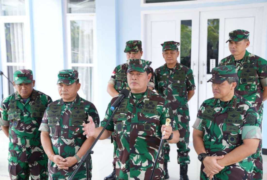 The Commander-in-Chief of the Indonesian National Army, Admiral Yudo Margono (middle) declared the start of the combat alert operation in Papua on April 18