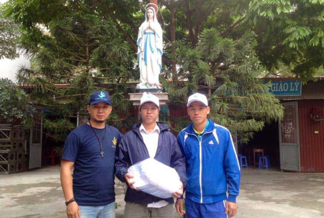 Peter Bui Tuan Lam (wearing a rosary) and other activists pose for a photo session before his arrest in 2022
