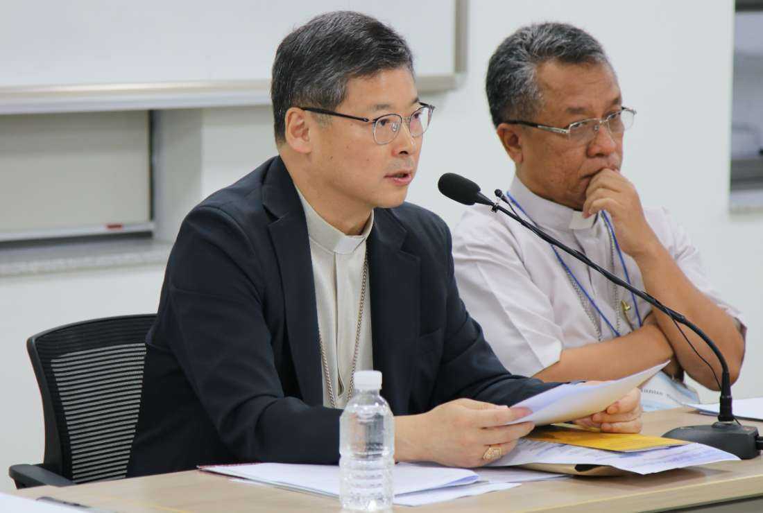 Archbishop Peter Chung Soon-taek of Soeul delivers his keynote speech during the meeting of theologians held in the South Korean capital on April 29-May 7