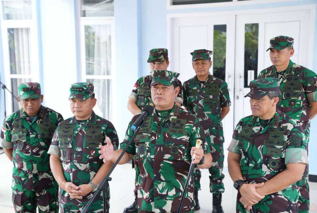 The Commander-in-Chief of the Indonesian National Army,  Admiral Yudo Margono (middle) said there had been 27 cases of buying and selling weapons and ammunition in 2022 by members of the military to Papuan rebels
