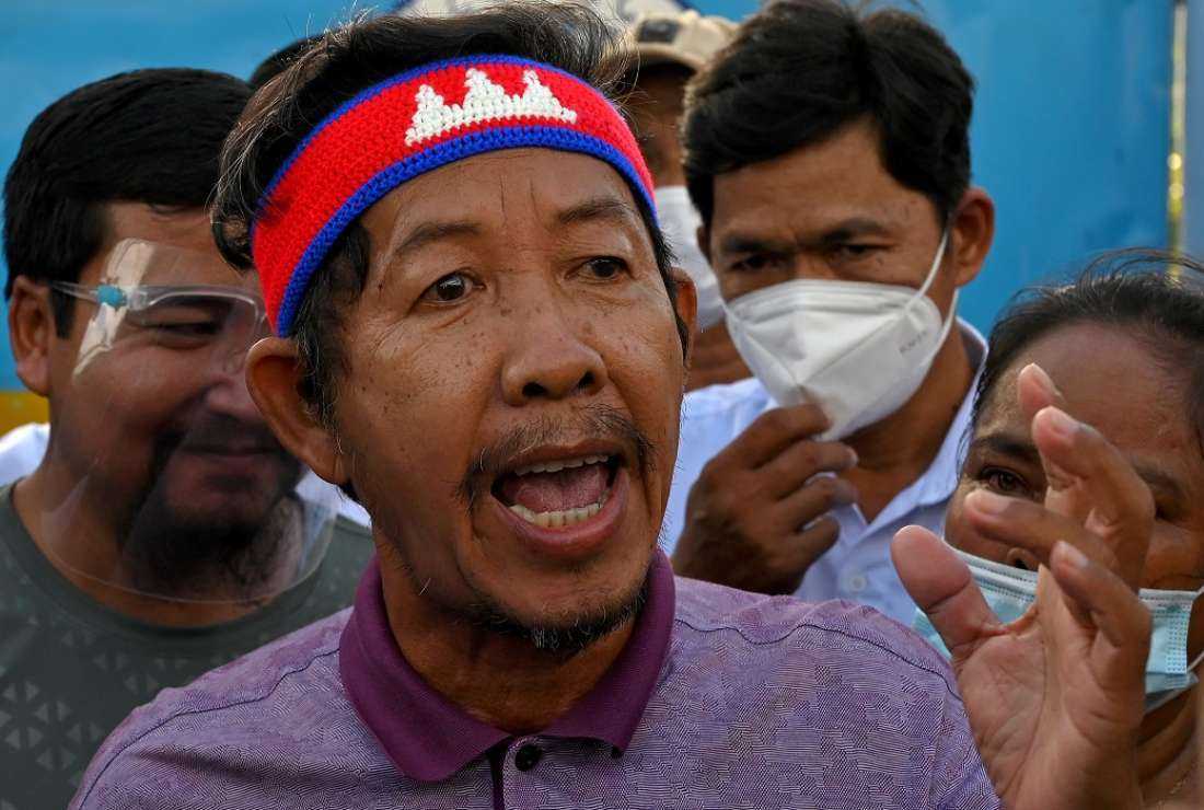 Rong Chhun shouts slogans after he was released from Prey Sar prison in Phnom Penh on November 12, 2021. the opposition figure has been barred from standing in Cambodia's general election in July