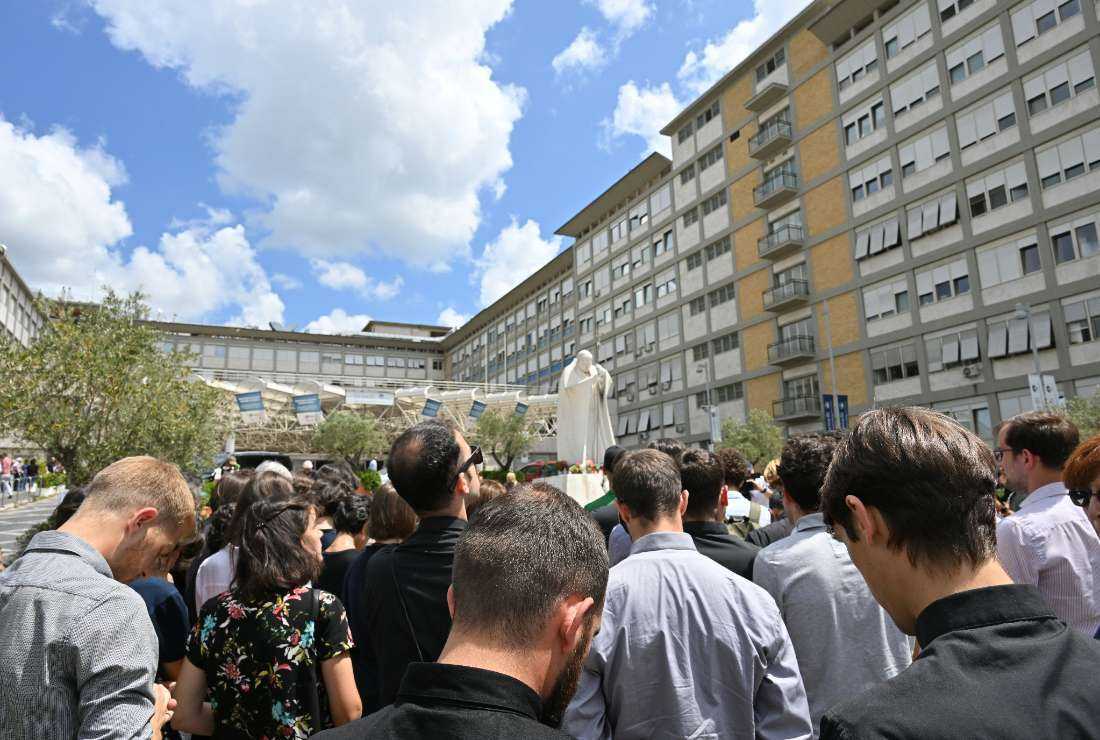 Members of the 'gruppo preghiera casa di Maria' pray outside the Gemelli hospital where the Pope is hospitalized, in Rome on June 11