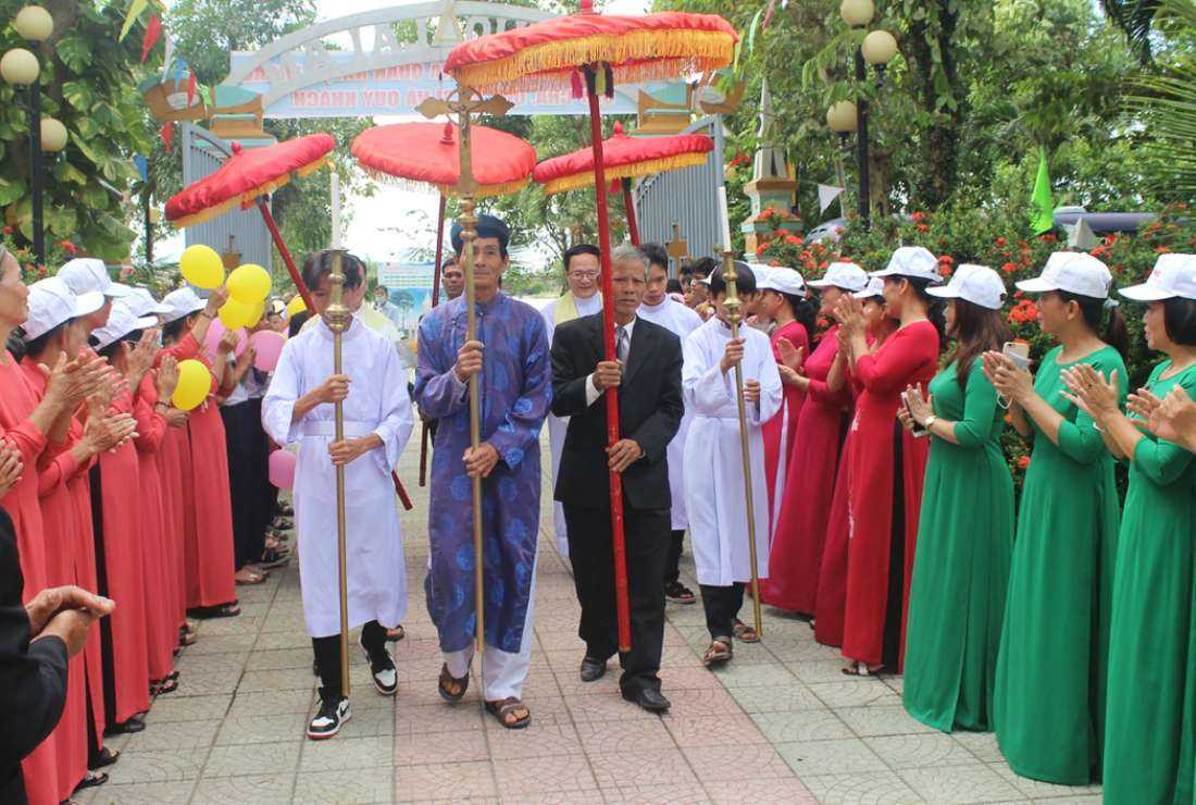 Catholics welcome a priest assigned to their parish in Hue in October 2022