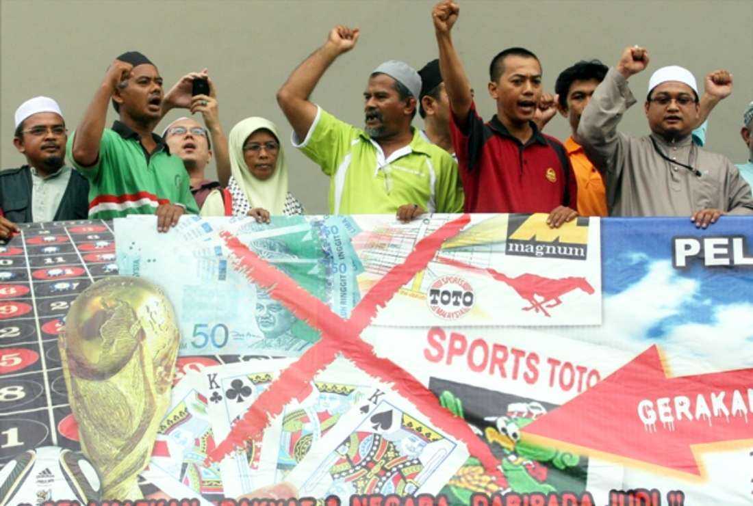 Malaysian anti-gambling activists protest during a campaign to ban all forms of gambling in the country at the National Mosque in Kuala Lumpur on July 3, 2010