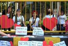 Filipinos demand right to divorce