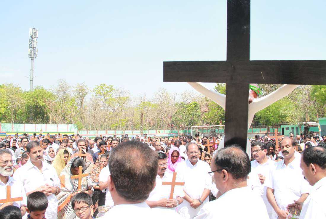 Christians pray during the God Friday service in New Delhi on March 30, 2018