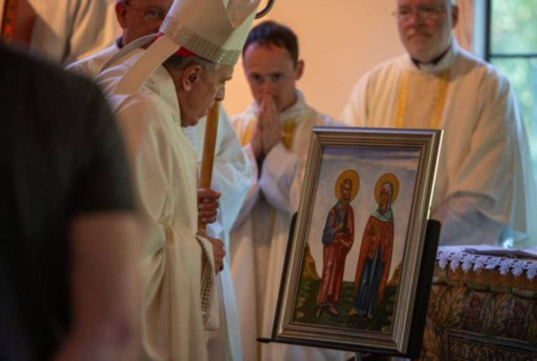Cardinal Daniel N. DiNardo, Archbishop of Galveston-Houston, blesses an icon of Sts. Anne and Joachim during a Mass at a gathering of Catholic marriage formation leaders at Circle Lake Retreat Center near Houston on June 26