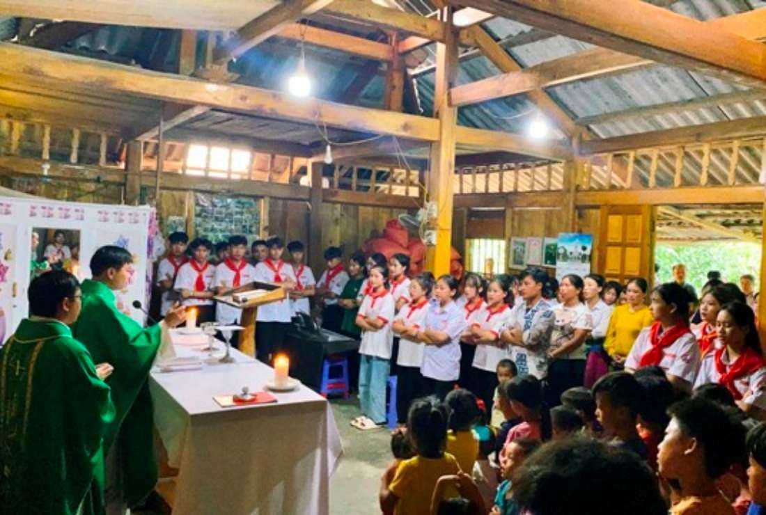 Catholics attend Mass in Lang Lao chapel in Yen Bai province on Aug. 7