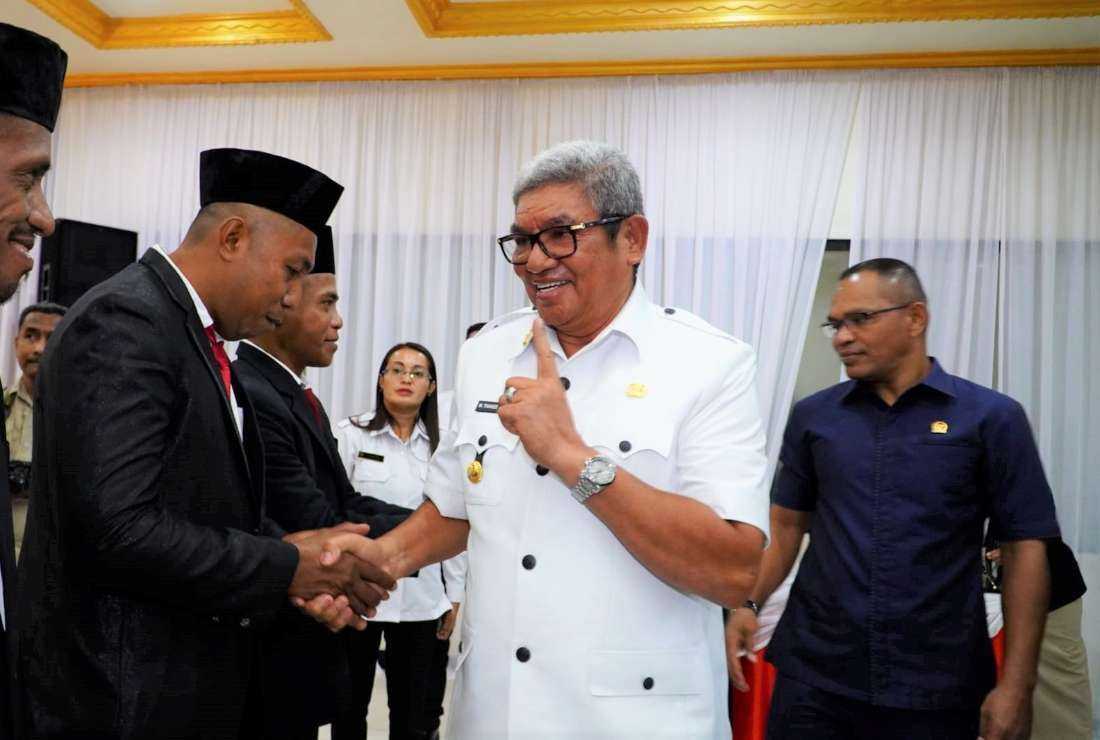 Hi Muhammad Thaher Hanubun (center), head of Southeast Maluku Regency.