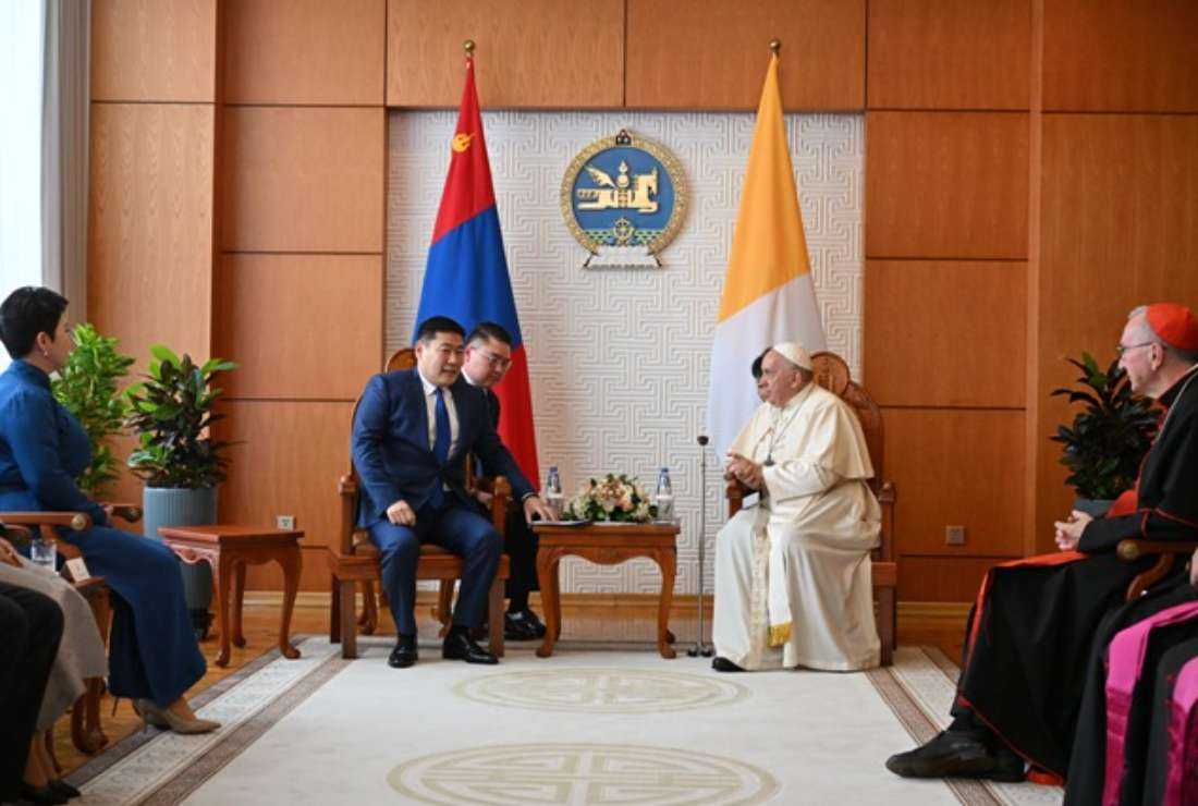 Pope Francis (center right) and Mongolia's Prime Minister Oyun-Erdene Luvsannamsrai hold a meeting in Ulaanbaatar on Sept. 2