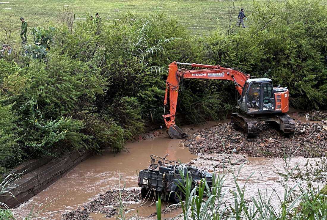 This picture taken and released by the Vietnam News Agency (VNA) on Oct. 24 shows the wreckage of a jeep (bottom), which was swept away during its crossing of a stream while carrying four South Korean tourists who were later found dead, in Vietnam's Da Lat resort city in Lam Dong province.