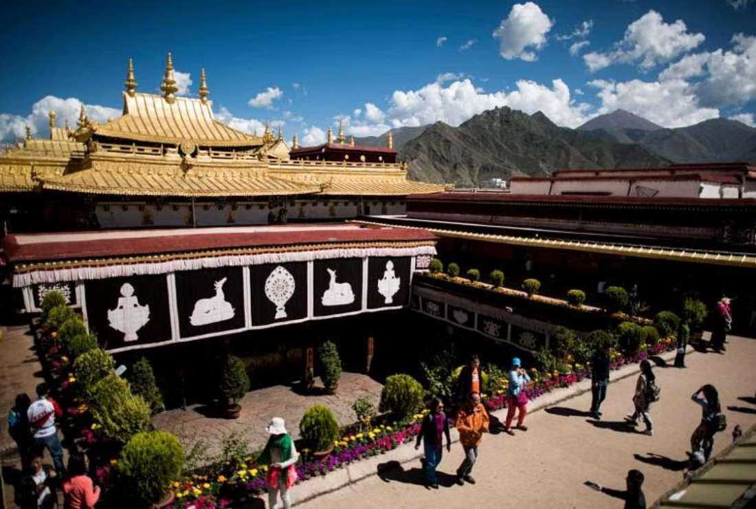 Chinese tourists on the roof of the Jokhang Temple in Tibet on Sept 10, 2016. The temple and other religious sites in Tibet’s capital Lhasa were closed to the Tibetan public and pilgrims during the observation of China’s National Day.