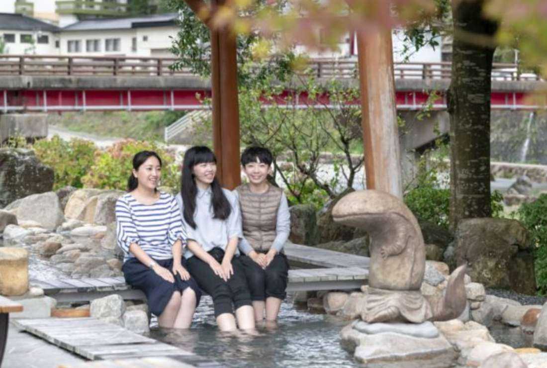 Yubara Onsen, located in a famous hot-springs area, is a 24-hr outdoor hot-spring bath located in the riverbed of the Asahi River in Okayama Prefecture, Japan.