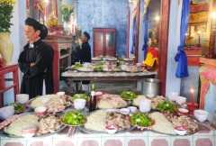 Vietnamese Catholics show filial piety to ancestors 