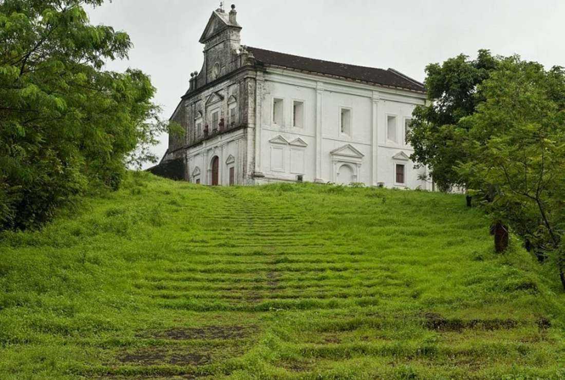 Capela da Nossa Senhora do Monte, popularly known as the Chapel of Our Lady of the Mount, is located on a hill overlooking the Mandovi river in Se Old Goa village in the western Indian state of Goa