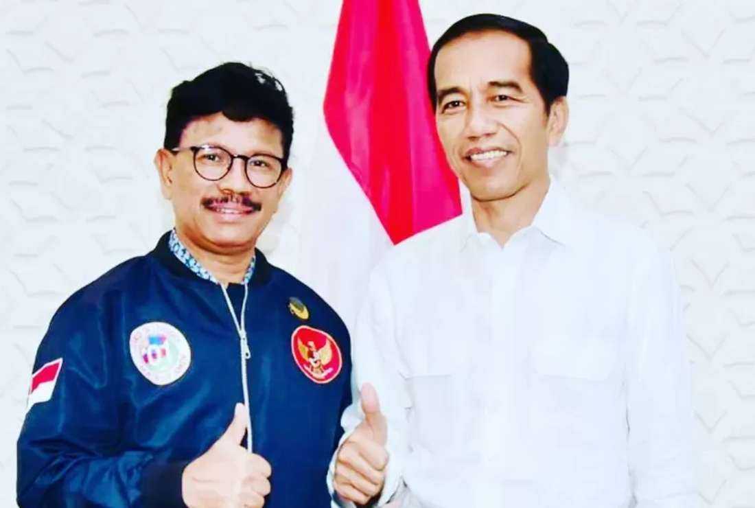 Ex-minister Johnny Gerard Plate is seen with Indonesian President Joko Widodo is this file image.