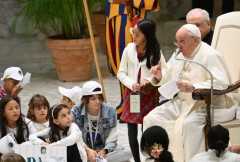 Pope encourages children to work for peace