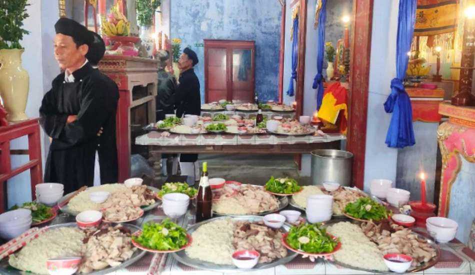 Vietnamese Catholics show filial piety to ancestors 