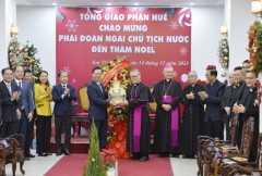 President invites Pope Francis to visit Vietnam  