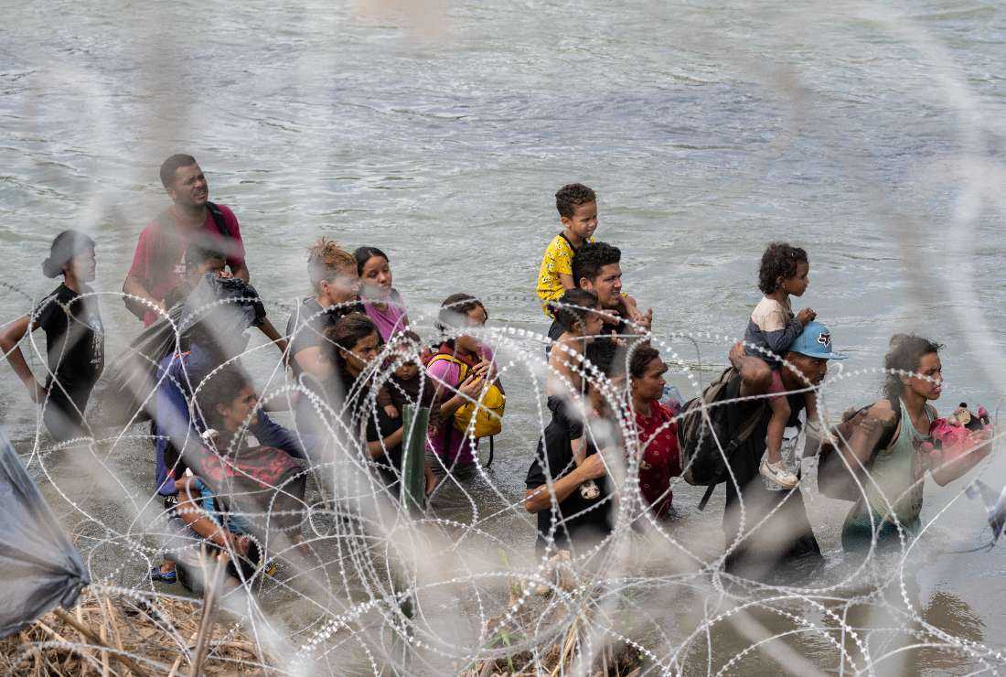 US federal judge moves to block migrant family separations - Vimarsana News