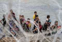 US federal judge moves to block migrant family separations