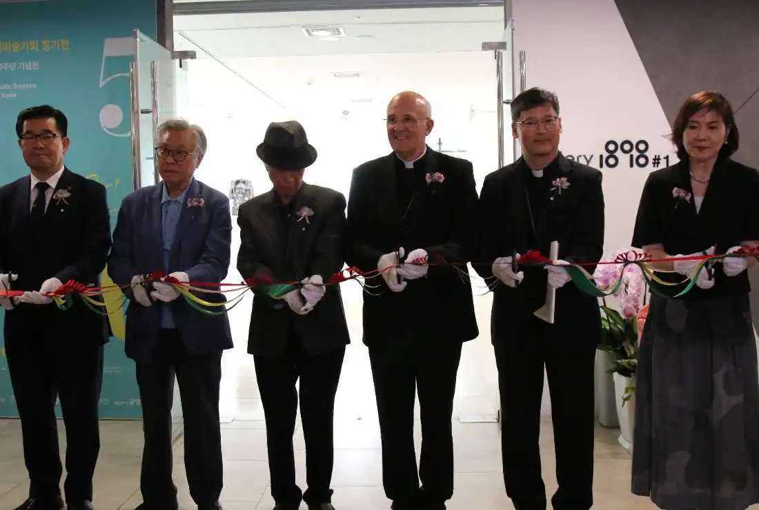 Apostolic Nuncio Archbishop Alfred Xuereb (3rd from right) and Archbishop Peter Chung Soon-Taick of Seoul (2nd from right) open an art exhibition at Myeongdong Cathedral in Seoul on June 14 to mark the 60th anniversary of South Korea-Vatican diplomatic relations