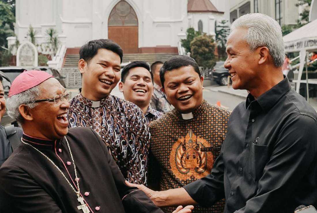 Presidential candidate Ganjar Pranowo meet with Bishop Paskalis Bruno Syukur of Bogor on Feb. 10.