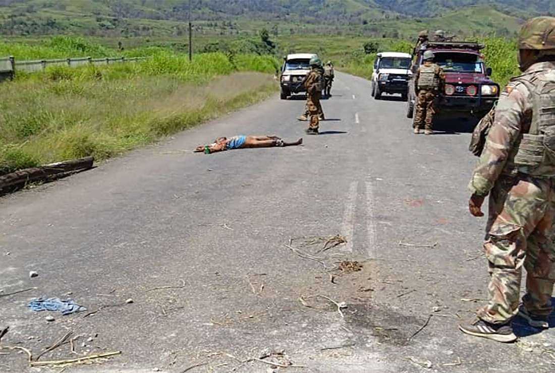 This handout picture released by the Royal Papua New Guinea Constabulary on Feb 19, shows a dead body on a road as officials patrol near the town of Wabag, 600 kilometers northwest of the capital Port Moresby.