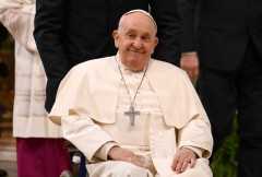 Pope tells seminarians to put Eucharist at center of formation
