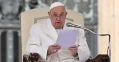 Family, community key to overcoming secularism: pope