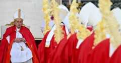 On Palm Sunday, pope prays people quell all hatred
