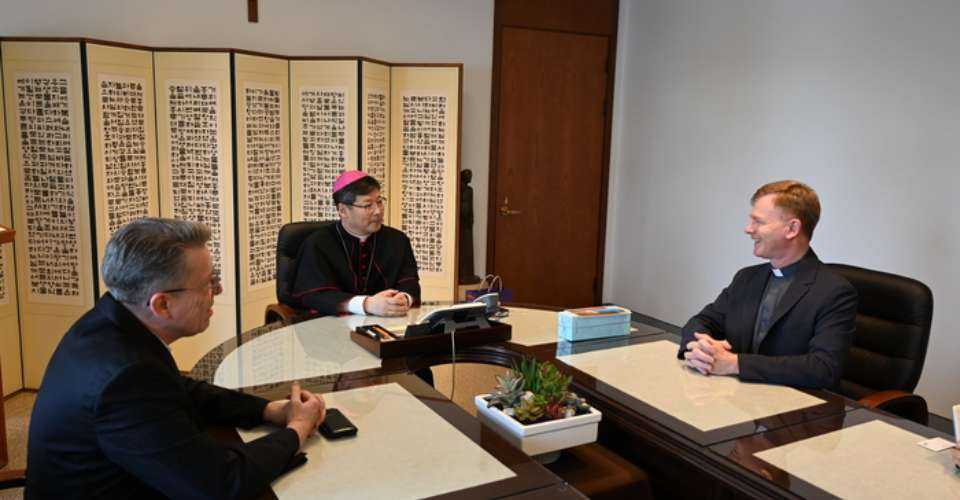 Archbishop Chung Soon-taek (center) talks with Father Nicolas Lefebüre (right) of the Paris headquarters of the Church of Foreign Missions in Paris on the 18th.
