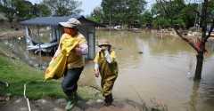China flood victims race to salvage property