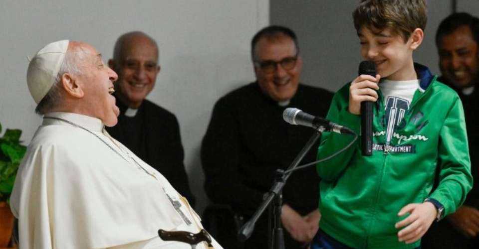 Pope turns catechism class into 'school of prayer' - UCA News