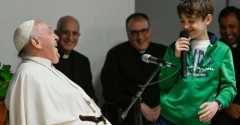 Pope turns catechism class into 'school of prayer'