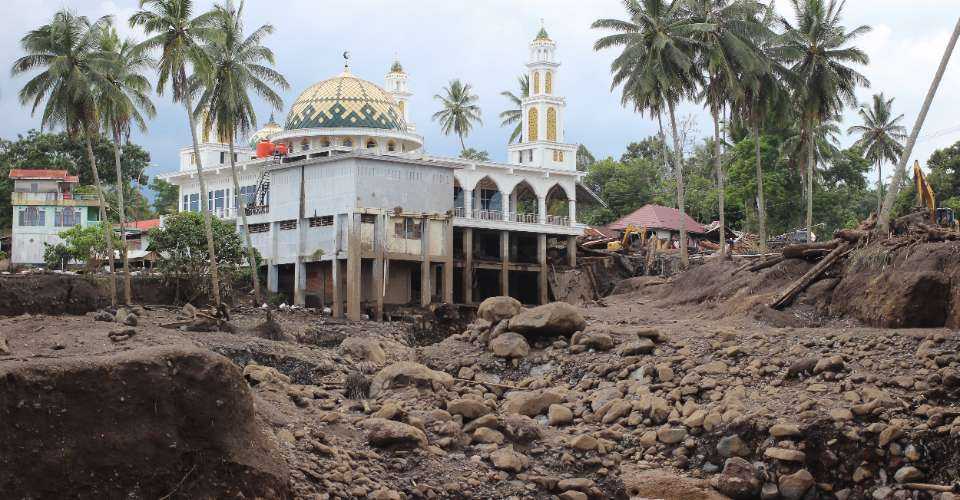Indonesia shifts hundreds living near erupting volcano - Vimarsana News