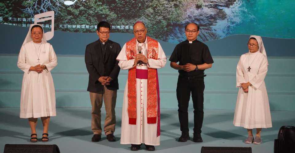 Taiwanese Bishop Philip Huang Chao-ming of Hualien leads a prayer at the interfaith concert for victims of the earthquake on May 5. 