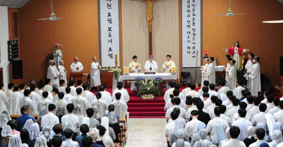 Archbishop Simon Ok Hyun-jin officiates the Mass to commemorate the 44th anniversary of the May 18 democracy movement at the May 18 Memorial Cathedral in Namdong, Gwangju on May 17.