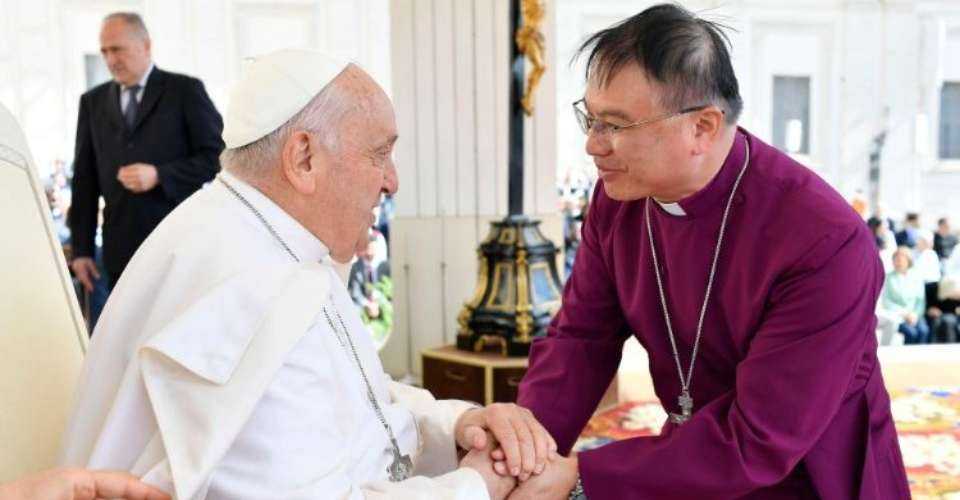 A member of the delegation from the Hong Kong Christian Council greets the Pope during the General Audience.