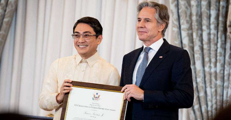 U.S. Secretary of State Antony Blinken presents an award to Samson Inocencio Jr. of the Philippines at an event to release the Trafficking in Persons Report in Washington on June 24. In this year’s report, the Philippines remained in the Tier 1 bracket.
