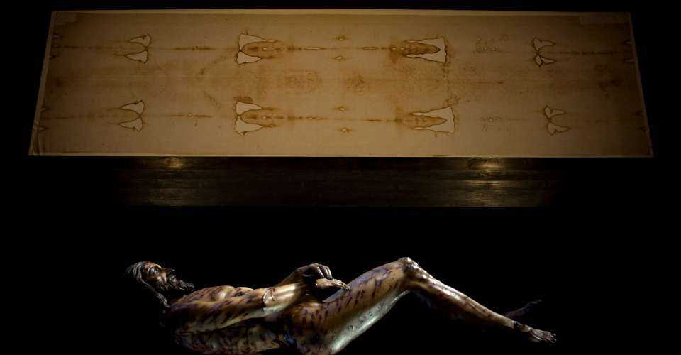 Blood On Shroud Of Turin Pope Francis Links Turin Shroud