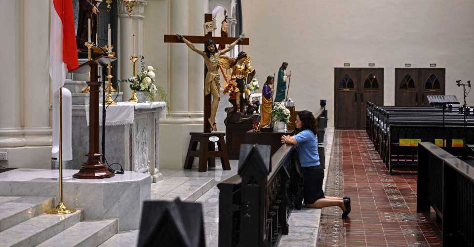 Un católico de Singapur reza durante la misa en la Iglesia de San José en Singapur el 10 de septiembre, antes de la visita del Papa Francisco a la ciudad-estado.