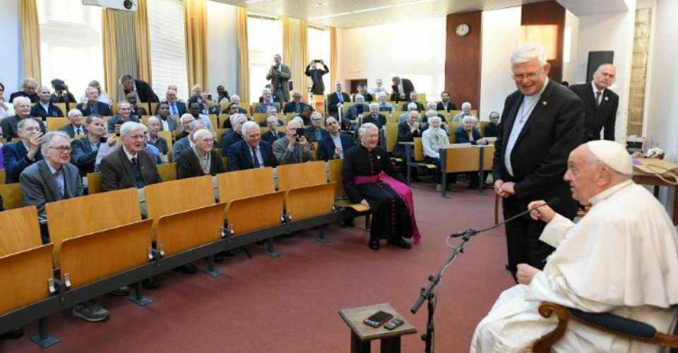 Evangelize with dialogue, simplicity, pope tells Jesuits- UCA News