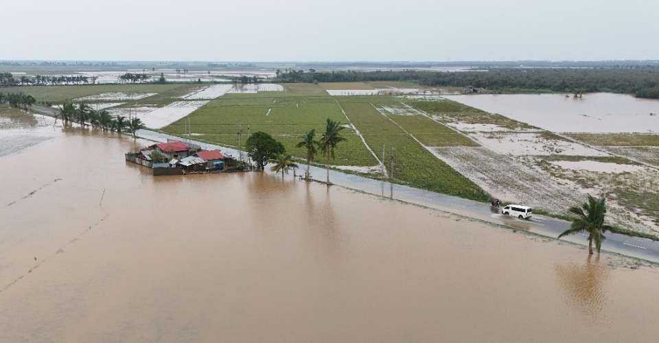 Một bức ảnh chụp trên không cho thấy những ngôi nhà và cánh đồng lúa bị ngập lụt ở thị trấn Santa Teresita, tỉnh Cagayan vào ngày 8 tháng 11 sau khi cơn bão Yinxing đổ bộ vào tỉnh này.